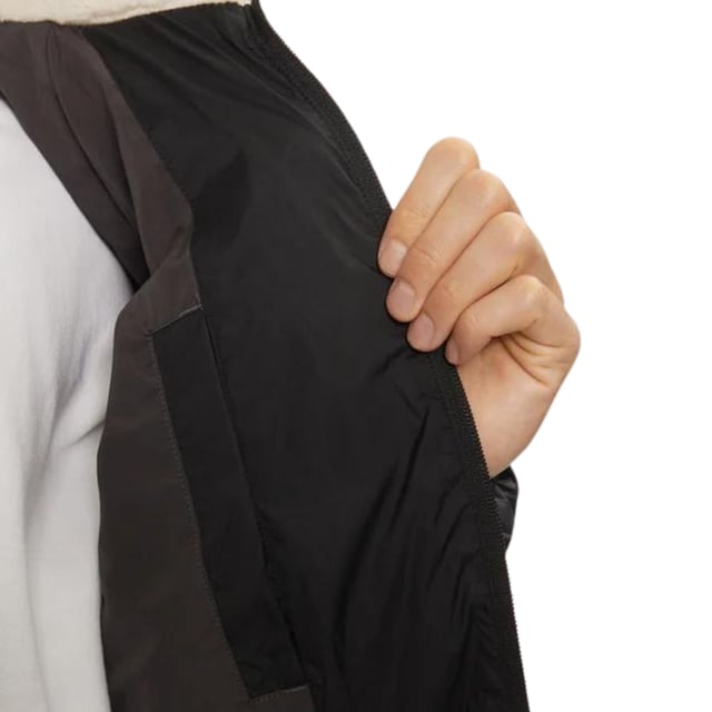 Chaqueta para hombre de la marca Tommy Jeans en color negro. La chaqueta está hecha de poliéster reciclado y tiene un corte regular. En el pecho lleva el icónico logo de Tommy.  Marca: Tommy JeansNombre del modelo: Vail Puffer JacketCategoría: chaqueta de hombreMateriales: poliéster recicladoColor: negro
