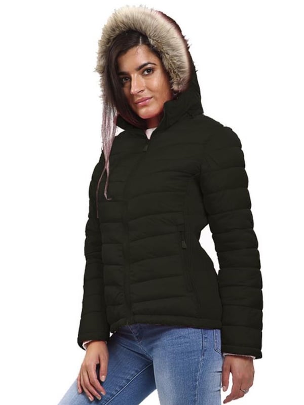 Presentamos la Chaqueta Puffer para Mujer de Kruze, una combinación perfecta de estilo, calidez y funcionalidad para el clima frío. Esta chaqueta ligera está diseñada con un cierre de cremallera completo para un uso fácil y cuenta con una capucha removible con lujoso ribete de piel sintética, que añade un toque de sofisticación a tu look de invierno. Detalles como los bolsillos laterales con cremallera brindan un almacenamiento seguro para tus esenciales, mientras que los paneles laterales elásticos y plisados ofrecen un ajuste flexible que se adapta a tus movimientos. Con su diseño versátil y materiales de primera calidad, esta chaqueta puffer te mantiene abrigada y con estilo en los días más fríos.