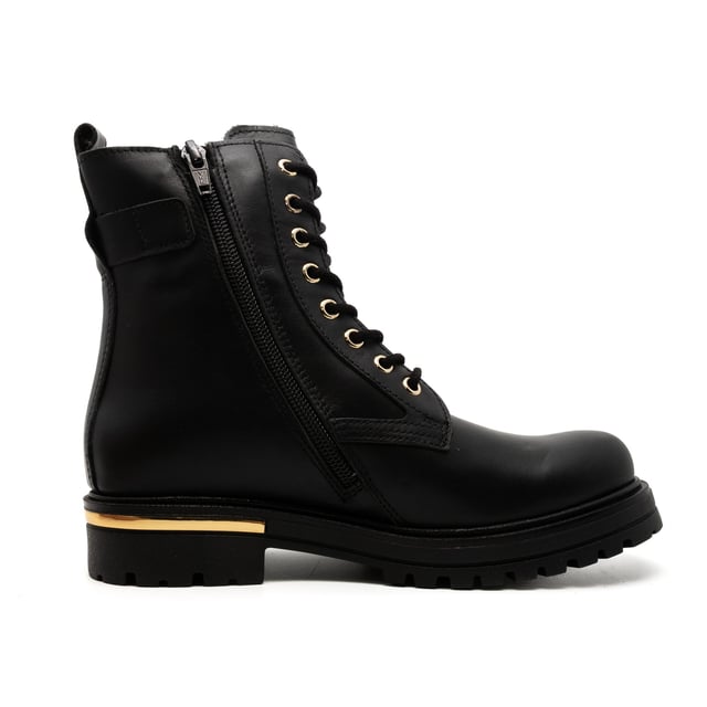 Color: Negro 100 Corte: Piel Interior: Piel Suela: Goma Cierre: Cremallera y cordones Detalles Logo de la marca dorado y acabado en el talón Ajuste: Regular Ocasión: Tiempo libre