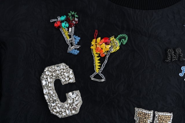 Helt ny med etiketter  
Kortärmad crewneck-pullovertröja  
Svart färg med flerfärgad cocktailmotiv med kristallprydd broderi  
Logodetaljer  
Tillverkad i Italien  
Materialkomposition: 21% bomull, 60% polyester, 19% siden