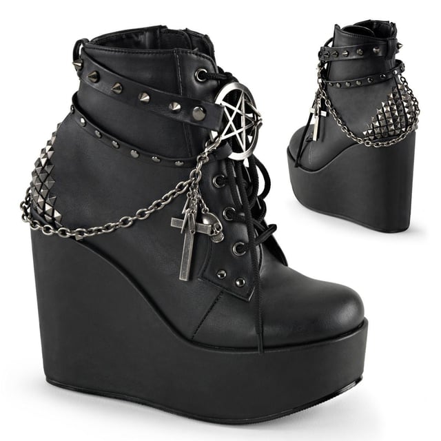 Sin complejos en su estilo, estas botas de cuña Demonia Poison 101 son perfectas para aquellas que no tienen miedo de hacer alarde de su estilo. Fabricadas con parte superior de cuero vegano negro de primera calidad, estas botas hasta el tobillo son elegantes y atrevidas y cuentan con amplios detalles góticos, con tachuelas metálicas alrededor de las correas de las botas que están unidas a un pentagrama metálico en la parte delantera del zapato. Otras tachuelas piramidales en la parte trasera de la bota y los dijes extraíbles de cruz, calavera, rayo y alfiler de seguridad que cuelgan de la cadena de metal completan el estilo de esta bota. Personaliza y ajusta esta bota hasta que encuentres tu ajuste y estilo personal y libérate de lo aburrido y mundano. Con un tacón de cuña de 5", esta bota exige atención y el forro interior y el acolchado garantizan que puedas lucir lo mejor posible todo el día, todos los días con tus botas Demonia.