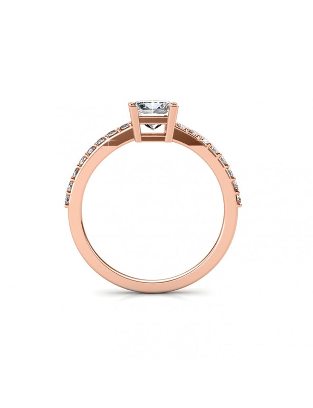 Simple Square-ringen är pläterad i 18k roséguld och infattad med gnistrande kristaller. Den kommer att vara perfekt för att ge dig en boost av utstrålning, dag som natt.