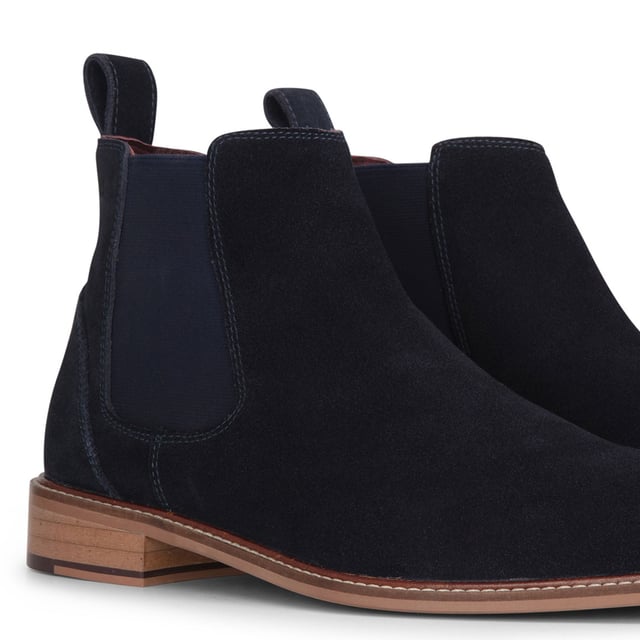 Mejora tu colección de calzado con los botines Chelsea sin cordones de ante azul marino para hombre de London Brogues. Fabricadas con ante de primera calidad, estas botas ofrecen un aspecto y una sensación lujosos, perfectos para realzar atuendos tanto casuales como formales. El cómodo diseño sin cordones presenta paneles laterales elásticos para un ajuste ceñido y fácil de usar. Con una suela de cuero duradera que proporciona un agarre superior, estas botas son adecuadas para diversas superficies y condiciones climáticas. Disfruta de comodidad durante todo el día con la plantilla acolchada, lo que las hace ideales para largas horas de pie. Ante de primera calidad para una apariencia sofisticada Comodidad sin cordones con paneles laterales elásticos Suela duradera con agarre superior para tracción Plantilla acolchada para mayor comodidad ideal para uso prolongado