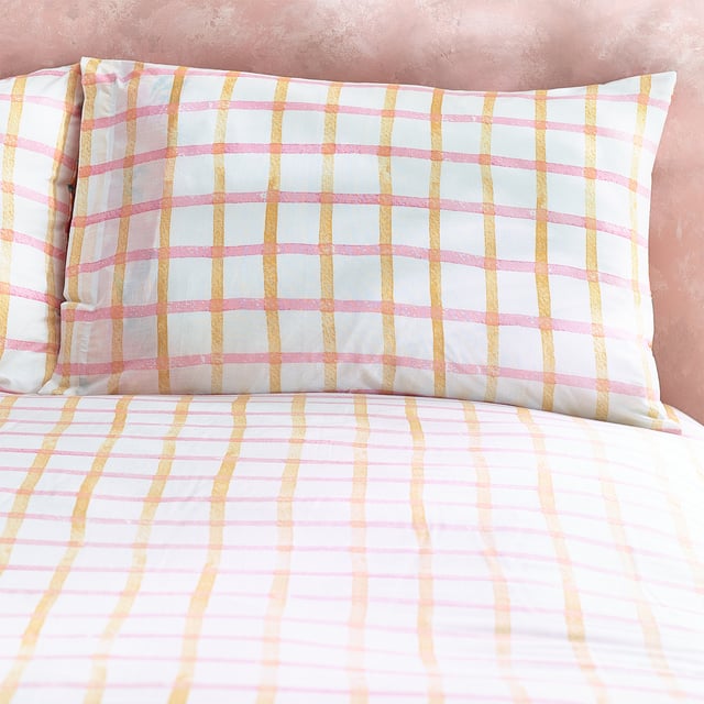 Make a statement with the Juicy duvet set. Featuring juicy peaches on a gingham base. The colour continues to the reverse with pink and yellow gingham design so you can switch the look when you need to.