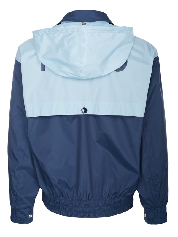 100% poliéster; chaqueta Kenzo; Modelo: 5BL156 9NA 77 01 P 226; Mano de obra de alta calidad; Ajuste extragrande; Cuello alto con capucha plegable; Cremallera oculta con tapeta con botones a presión; canesú trasero con forro de malla; Dos bolsillos laterales con cremalleras; Puños ajustables; Cintura elástica; Detalles del logotipo de Kenzo