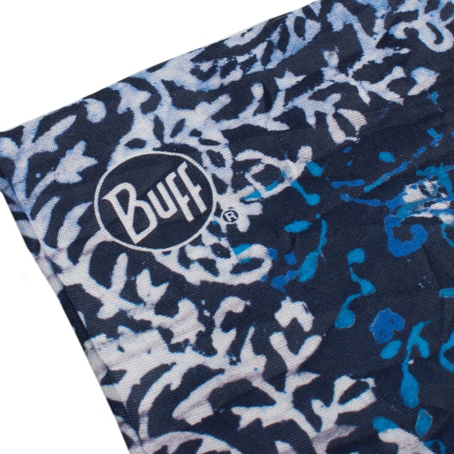 Braga multifuncional Buff Original diseñada para ofrecer versatilidad y comodidad en cualquier actividad al aire libre.

Características principales:

- Multifuncional, puede utilizarse como bufanda, cinta para el cabello, máscara, gorro o bandana.
- Unisex.
- Braga para el cuello elástica.
- Versátil.
- Tubular Buff sin costuras, proporciona un ajuste cómodo y evita irritaciones en la piel.
- Ofrece un nivel de protección solar de 50 UPF.
- Protege contra el frío, el viento y el sol, siendo perfecta para deportes al aire libre.
- Talla única.
- Diseñada para adultos.
- Ideal para llevarlo todo el año.
- Disponible en una amplia variedad de colores y estampados con el logotipo de Buff que destaca la calidad de la marca.

Una prenda funcional y práctica para quienes buscan comodidad y protección en cualquier aventura.
 Medidas: 22.3 X 47 cm
 Composición: 100% Poliéster
 Cuidados:
- Lavar a máquina máx. a 40ºC.
- Evitar el uso de suavizantes.
- No usar lejía.
- No usar secadora.
- No planchar.