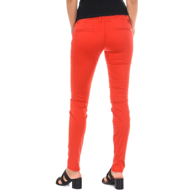 Long pants. 
 Red color 
 Belt loops. 
 Button and zip closure on the front. 
 Two pockets on the front. 
 Two fake pockets on the back. 
 Tacks on the pocket. 
 Narrow cut hem. 
 Matching seams. 

 Composition: 
 - 95% Cotton - 5% Elastane. 

 Washing instructions: 
 - Wash maximum at 40ºC. 
 - Iron at medium temperature. max. 110ºC. 
 - Lets you use a dryer. 
 - Do not use bleach. 
 - Does not support dry cleaning. 

 Composition: 95% Cotton, 5% Elastane
 Care:
- Wash maximum at 40ºC.
 - Iron at medium temperature. max. 110ºC.
 - Allows you to use a dryer.
 - Do not use bleach.
 - Does not support dry cleaning.