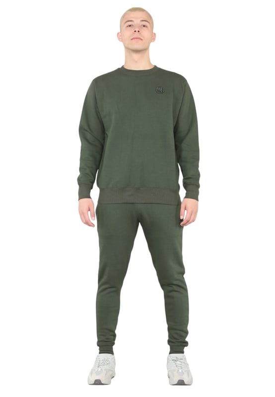 MYT Heren trainingspak met ronde hals en pullover. MYT-borduurlogo op borst en linkerbeen. Fleece met borstelrug. Met geribbelde taille en manchetten. Slim-fit joggingbroek met 2 zakken. Elastische taille met trekkoord.