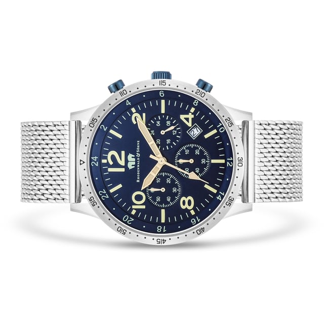 The timepiece from the Rhodenwald & Sons manufacture combines the design masculine chronograph with the elegance of a dresswatch. The model from the "Flight Captain" series is inspired by the tricompax arrangement of classic pilot watches and scores with a 24-hour display, stopwatch and date. In terms of color, the totalists fit harmoniously into the elegantly designed dial - a reliable companion with the aura of freedom, adventure and fame. The clock inspires with a robust stainless steel case, luminiscant sticker and a precise quartz train. A fine-broken Milanais bracelet made of stainless steel with sliding lock rounds off the first-class equipment.
