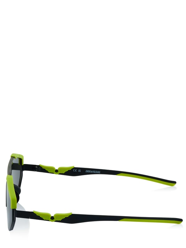 100% metal; gafas de sol Zadig Voltaire;  Modelo: OWEW00129 010FS;  Mano de obra de alta calidad;  Forma de gafas: Deportiva;  Color del marco: Negro-Verde;  Color de la lente: Gris oscuro;  Nivel de tinte: Categoría 3 (oscuro), protección UV;  Dimensiones: 99 - 0 - 140 mm;  Detalles del logotipo de Zadig Voltaire;  -------------------------------------------------- --;  Instrucciones generales de uso y seguridad: Dependiendo del modelo, las gafas de sol no son igualmente adecuadas o permitidas para todas las condiciones/actividades de iluminación (tráfico, etc.). Infórmese en consecuencia y actúe siempre con responsabilidad;  Ciertos colores de lentes (coloridos) (azul, rojo, rosa, violeta, amarillo, naranja, etc.) pueden no recomendarse ni permitirse en absoluto para el tráfico por carretera, ya que pueden distorsionar la percepción del color de los semáforos, las luces de freno y las señales de tráfico. , etc. en una medida superior a la media;  Las gafas con monturas, patillas o similares que limiten (significativamente) la visión sólo deben utilizarse con la debida precaución y, dependiendo de la actividad, no deben utilizarse en absoluto (tráfico, etc.);  La selección del modelo (incluida la categoría/nivel de tinte) debe basarse en las condiciones y los planos de iluminación;  NO apto para actividades al anochecer/noche o en condiciones de mala visibilidad;  NO apto para visualización directa del sol o de un eclipse solar;  NO para protección contra fuentes de luz artificial (por ejemplo, solariums);  NO para protección ocular durante trabajos mecánicos o riesgos como impactos;  NO utilizar si hay desgaste/daños (gafas, filtros, monturas...);  Los modelos con elementos puntiagudos y/o relativamente alejados (marco) o similares sólo deben utilizarse con precaución o a una distancia de seguridad suficiente del entorno respectivo (incluidas otras personas);  Para obtener más información, consulte los documentos adjuntos u otra información técnica y del fabricante.