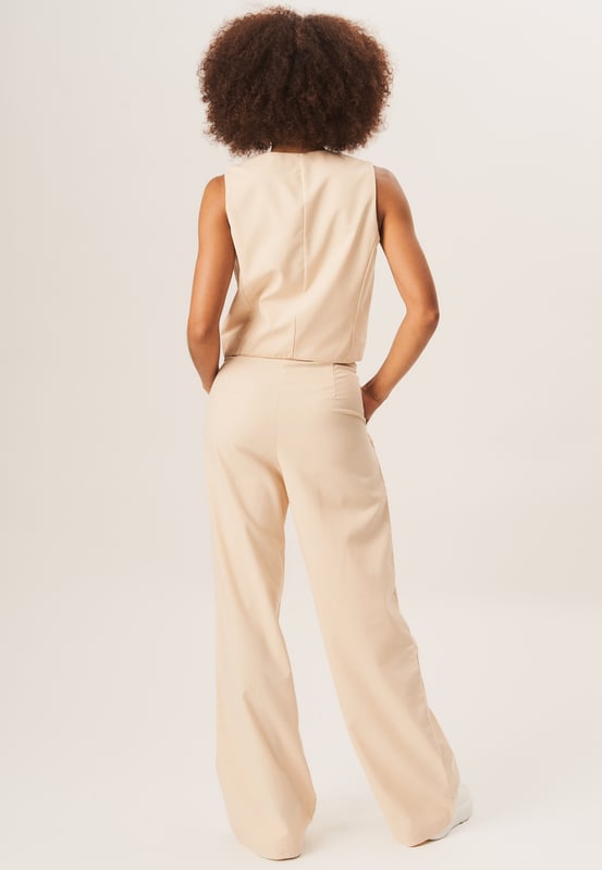 Geef je garderobe een boost met onze op maat gemaakte katoenen broek met wijde pijpen. Deze broek is gemaakt van hoogwaardig katoen en is zowel comfortabel als stijlvol. Het ontwerp met wijde pijpen voegt een vleugje mode toe aan je look, perfect voor elke gelegenheid.