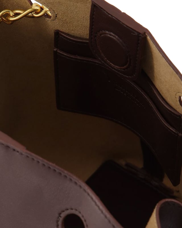 Made from supple vegan leather, the shape of this branded bucket bag is both unusual and discreet. Handle drop : 16 cm. Shoulder bag - two chain handles. Material: nappa vegan. Lining : 50% polyurethane 50% recycled polyester. Colour : Marron - Dark Brown. Hardware: 100% zinc alloy. Closure: Open top. Interior: two card slots. width: 200mm, length: 200mm, height: 200mm