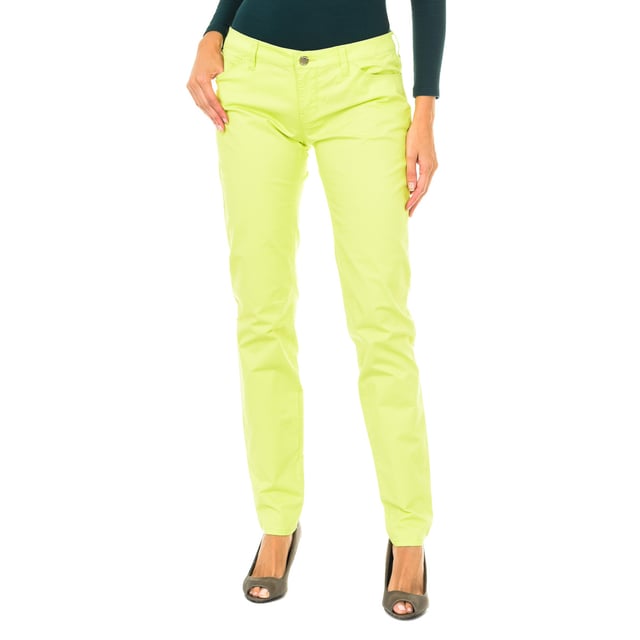 Lange jeansbroek.
 Tailleband met riemlussen.
 Knoop- en ritssluiting aan de voorkant.
 Drie zakken aan de voorkant.
 Twee zakken op de achterkant, met het metalen logo.
 Patch met de merknaam op de achterkant van de tailleband.
 Elastische stof.
 Smal model.
 Naden in toon zichtbaar.
 Samenstelling: 98% Katoen, 2% Elastaan
 Onderhoud:
- Maximaal wassen op 30ºC.
 - Strijken op gemiddelde temperatuur, max. 110ºC.
 - Kan in de droger.
 - Geen bleekmiddel gebruiken.
 - Kan niet chemisch gereinigd worden.
