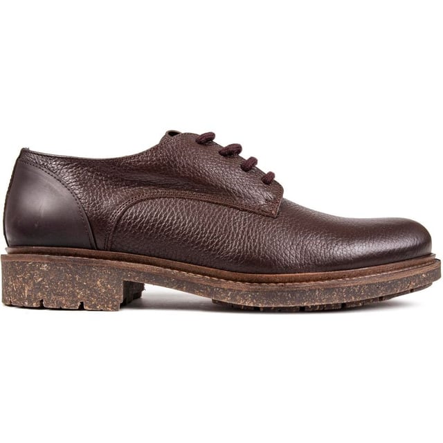 Mit diesem braunen Derbyschuh, der nachhaltigen Schuhmarke RE.SOLE, kannst Du Dich mit gutem Gewissen sehen lassen. Die Herrenboots machen mit dezenten Marken-Details und sauberer Verarbeitung Eindruck.  Das Leder dieses Modells stammt von der Leather-Working-Group, das verwendete Metall ist nickelfrei, die Schnürsenkel bestehen aus Bio-Baumwolle und die Sohle besteht zu 80 % aus recyceltem Gummi. Auch das Futter ist zu 90 % aus Upcycling-Polyester und der Laufsohlenrand aus recyceltem Spanplattenleder. RE.SOLE ist die nachhaltige Marke der Zukunft und exklusiv bei Soletrader erhältlich.