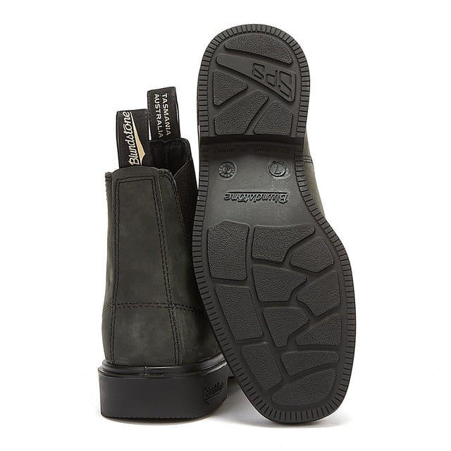 Una combinación de forma, función y comodidad inigualable, las botas Chelsea negras rústicas Blundstone 1306 son las botas ideales para la oficina, el bosque y cualquier otro lugar. Estas botas, confeccionadas en piel nobuck negra rústica de grano completo de primera calidad con un perfil esbelto y una punta cuadrada cincelada, rezuman estilo. Sin embargo, en el fondo siguen siendo botas Blundstone y vienen con el sistema SPS Max Comfort de Blundstone para una excelente absorción de impactos y una comodidad duradera, además de plantillas extraíbles, lo que le permite permanecer cómodo todo el día y garantizar que sus botas Blundstone se vean iguales después de temporadas de uso. Para los días de semana o los fines de semana, informales o formales, estas botas de vestir Chelsea Blundstone 1306 son las botas perfectas sin importar la ocasión. Parte superior de cuero negro de grano completo flexible que se adapta a tus pies mientras los usas Laterales elásticos negros y tiradores icónicos para ponérselos fácilmente La costura doble y el cuero de primera calidad garantizan una durabilidad duradera La suela exterior de TPU altamente duradera garantiza una excelente tracción en todos los terrenos y una durabilidad excepcional Sistema Blundstone SPS Max Comfort y resorte ergonómico en la puntera para una comodidad excelente Entresuela acolchada para comodidad durante todo el día Ligero y cómodo