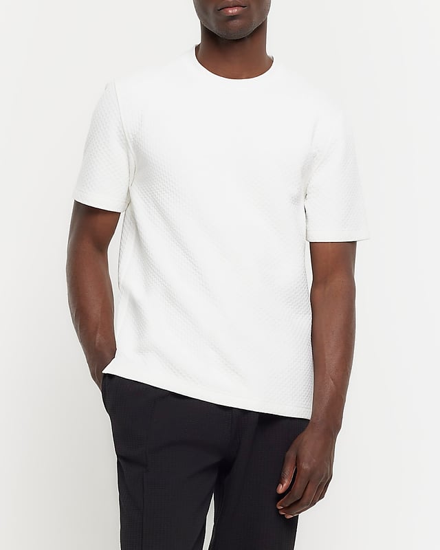 Slim fit, Quilted, Embroidered detail, Crew neckline, Short sleeves