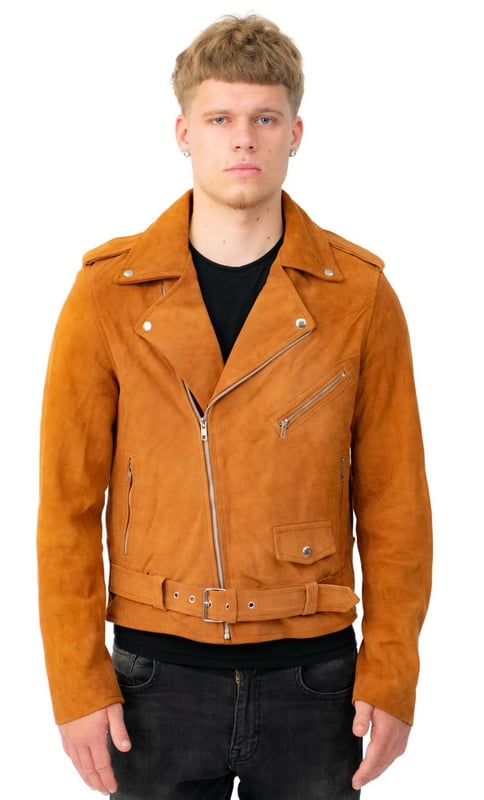 Esta chaqueta, confeccionada en ante de cabra de primera calidad y ligero, es una versión atrevida del clásico de Brando. Las solapas anchas con muescas, las hombreras y el cinturón ajustable contribuyen a hacer de esta una prenda muy elegante. Un bolsillo con cremallera inclinado se encuentra en el pecho de la chaqueta, con bolsillos adicionales con solapa y cremallera ubicados en la cintura y en el interior de la chaqueta. Esta chaqueta, que aparece en los colores terrosos de tostado y marrón, es una excelente opción para completar tus conjuntos de otoño e invierno. • Fabricada en ante de cabra de primera calidad • Cuatro bolsillos exteriores y dos internos • Presenta solapas anchas con muescas y hombreras • Cremallera YKK descentrada en la parte delantera de la chaqueta • Cinturón ajustable