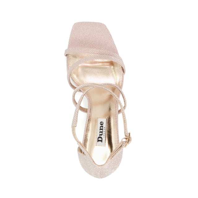 Maak een subtiele stijlverklaring met ons elegante ontwerp van vierkante tenen op hoge hakken. Rustend op een stilettohak en veilig op zijn plaats gehouden met een verstelbare enkelband, zijn deze sandalen met een open teen en brede pasvorm een veelzijdige aanvulling op je hakkenrepertoire.