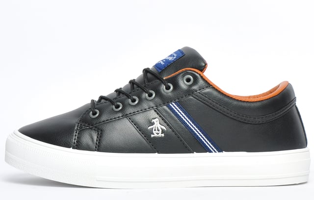 Luce un estilo clásico casual con estas zapatillas Max de la icónica marca de ropa para hombre Penguin Original. Las Penguin Original Max son unas zapatillas deportivas refinadas para el día a día que marcan tendencia y están repletas de un auténtico estilo retro. Las Penguin Original Max son una opción versátil para la nueva temporada y aportan un look inspirado en la herencia a tus conjuntos informales. Confeccionadas con una parte superior sintética de tacto suave similar al cuero y adornadas en los laterales con detalles de rayas y la marca Penguin, estas zapatillas tienen un diseño atractivo para la calle a un precio muy asequible. La marca Penguin Original también aparece en la lengüeta para rematar esta fantástica zapatilla deportiva urbana que es una gran adición a la selección de zapatillas de cualquier hombre con estilo que busque elevar su look informal.
 - Parte superior sintética de tacto suave similar al cuero
 - Talón y tobillo acolchados
 - Sistema de cordones de 6 agujeros
 - Suela vul envolvente de estilo vintage
 - Suela de goma duradera
 - Logotipo de Original Penguin en toda la suela