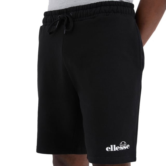 Bequeme Sweatshorts der Marke ellesse. Angenehm weicher Sweatstoff aus einer Baumwollmischung. Praktische Schlitztaschen und ein Kordelzug zur Anpassung des Bundes.
