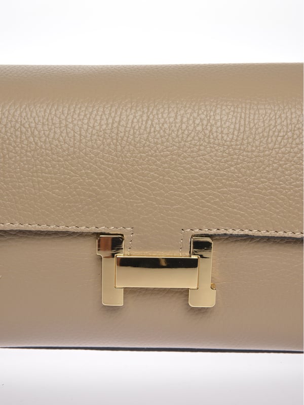 Crossbody tas
100% rundleer
Ritssluiting aan de bovenkant
Voorflap over magnetische sluiting
Afmetingen : 15x20x7 cm
Schouderriem: 112 cm verstelbaar
