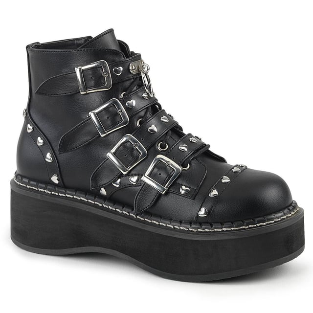 Con un estilo alternativo, muestra tu personalidad con estos botines góticos negros Emily 315 de Demonia. La parte superior de cuero vegano negro viene con tachuelas en forma de corazón a lo largo de las costuras y 4 correas con tachuelas y hebillas metálicas. Los detalles adicionales, como la junta tórica de metal y los cordones delanteros, completan el estilo elegante y contemporáneo de estas botas. Con una cómoda suela de plataforma de goma de 2" y cierre de cremallera interior, esta bota no sacrifica la comodidad ni la practicidad por el estilo. Perfectas para una velada informal o cuando buscas hacer una declaración, tu guardarropa está incompleto sin estos botines Demonia.
