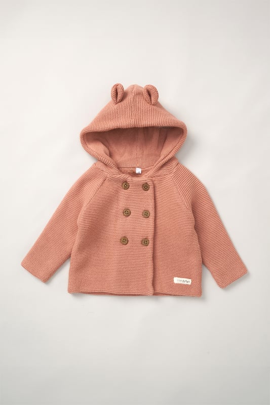 Homegrown's organic cotton hooded wrap cardigan is crafted for comfort and sustainability. Featuring button fastening and cute bear ears on the hood, this cosy, breathable cardigan is gentle on delicate skin and perfect for any season.