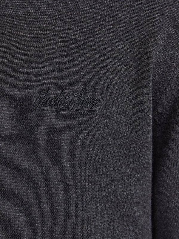 De JACK & JONES trui voor heren is zeer comfortabel en past perfect. Zacht, ademend katoen en een nauwkeurige afwerking kenmerken de mode van het merk JACK & JONES. JACK & JONES is een trots lid van het Better Cotton Initiative. Door katoenproducten van JACK & JONES te kopen, steun je een duurzamere katoenteelt.