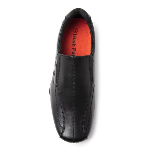 Envíalos de regreso a la escuela con estilo con los zapatos Elijah de Hush puppies. Estos zapatos de cuero negro fáciles de poner son perfectos para el patio de recreo con su estilo elegante y su resistente suela de goma.