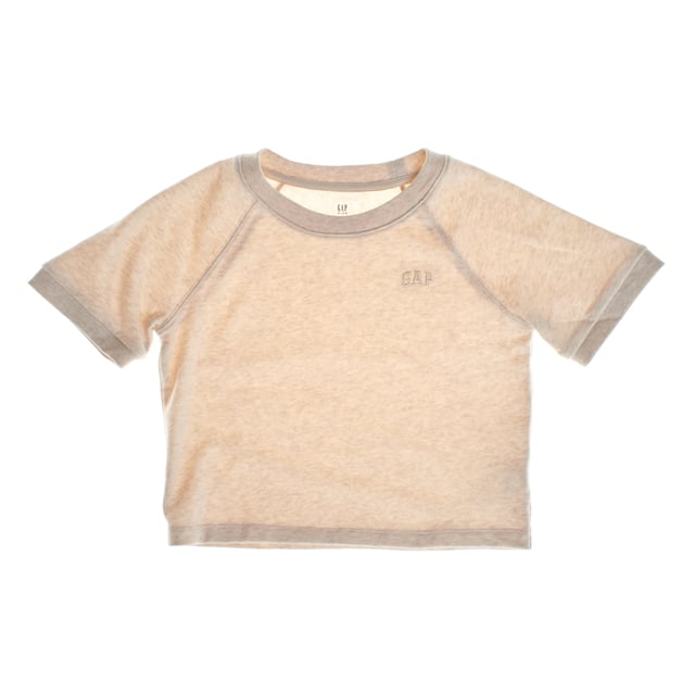 Esta camiseta de manga corta para niñas ofrece un diseño juvenil con un corte recto y calce holgado, ideal para un estilo relajado y cómodo. 

Con una longitud que llega justo por encima de las caderas, está confeccionada en un tejido suave y elastizado que garantiza libertad de movimiento. 

Presenta un cuello redondo clásico y el logotipo de Gap en el pecho, lo que le añade un toque moderno y casual, perfecta para el día a día.
 Composición: 77% Algodón, 23% Poliéster
 Cuidados:
- Lavar a máquina en agua fría  y ciclo delicado.
- Usar detergentes suaves.
- Usar secadora a baja temperatura.
- Planchar a bajas temperaturas.
- No lavar en seco.