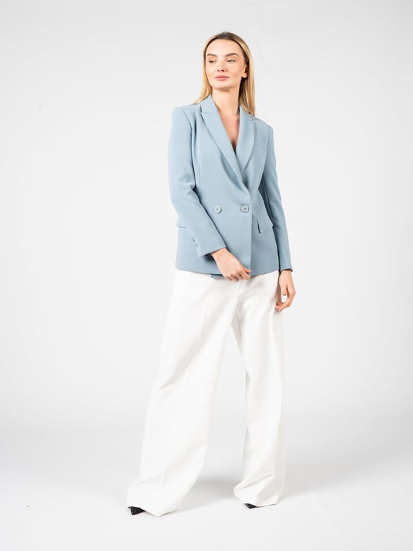 El corte simple de esta chaqueta es sinónimo de elegancia y estilo atemporal, que se integra perfectamente en cualquier look, tanto formal como menos oficial.
La construcción de doble pecho de la chaqueta añade un carácter clásico y es la elección perfecta para aquellas personas que valoran los cortes tradicionales con un giro moderno.
Abrochada con un botón logotipado, esta chaqueta no solo se convierte en un elemento funcional del armario, sino también en un refinado acento que destaca la marca y calidad del producto.
Con costuras modeladoras que visualmente estilizan la silueta y agregan estructura, resaltando los atributos de la figura de quien la lleva.
Con forro, lo que proporciona comodidad adicional al usarla y un suave ajuste del tejido en el cuerpo, lo cual es esencial para mantener una apariencia elegante.
En los costados, dos bolsillos no solo son un agregado práctico, sino también un sutil elemento decorativo, añadiendo funcionalidad a la chaqueta.
Hecha de tela de alta calidad, lo que garantiza durabilidad y resistencia, así como permite mantener una presentación impecable por mucho tiempo.
Producida en Italia, lo que garantiza la artesanía y atención en cada detalle, incluso el más pequeño, característico de los productos italianos.