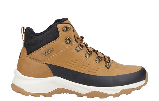De Ryeford-boot is een opvallende aanvulling op onze hybride mannenlijn en biedt de perfecte balans tussen de klassieke stijl van het platteland en de functionaliteit van een wandelboot. Gemaakt met waterdicht suede, houdt het je voeten warm en droog in elk weertype. De vetersluiting in hiker-stijl, compleet met snelvetersluiting haken bij de enkel, voegt een authentieke touch toe. Afgewerkt met een robuuste, chunky buitenzool voor superieure grip, is de Ryeford ontworpen voor zowel buitenavonturen als dagelijks gebruik.  
- Waterdicht suede bovenwerk  
- Snelvetersluiting haken  
- Robuuste, chunky buitenzool  
- Cotswold branding