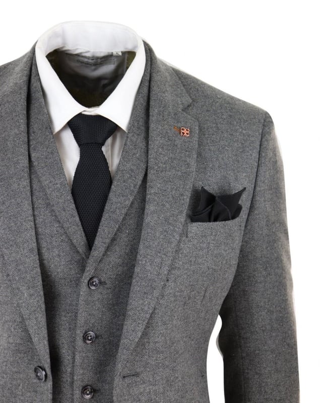 Un traje es un elemento básico clave en el guardarropa de cualquier hombre y este no es una excepción a esta regla no escrita. Elegante, elegante y sofisticado, luce perfecto con este traje de tweed de lana gris de tres piezas de primera calidad con diseño de espiga, que presenta un corte ajustado, con un ajuste más ceñido en el pecho y pantalones ajustados más estrechos. La chaqueta de dos botones tiene una caída hermosa y tiene una construcción de media lona que se adapta a la forma de tu cuerpo cuanto más la uses. Los ribetes de terciopelo en contraste en los bolsillos, los puños abotonados y una abertura trasera única le dan al traje un toque clásico de refinamiento. Un chaleco de tweed a juego completa el traje de tres piezas con un estilo de botonadura sencilla con bolsillos clásicos a medida y un ajustador trasero para garantizar que puedas crear tu ajuste ideal. El traje es atemporal y contemporáneo al mismo tiempo y te permite lucir lo mejor posible durante todo el día. Combínalo con un chaleco a juego, una camisa blanca y zapatos para un acabado elegante. - Nota: La cintura de los pantalones es 15 cm más pequeña que la talla correspondiente de la chaqueta. Por ejemplo, un abrigo de 34'' + pantalones de 28'', un abrigo de 36'' + pantalones de 30'', un abrigo de 38'' + pantalones de 32'', un abrigo de 40'' + pantalones de 34'', un abrigo de 42'' + pantalones de 36'', una chaqueta de 44'' + pantalones de 38'', una chaqueta de 46'' + pantalones de 40'', una chaqueta de 48'' + pantalones de 42'', una chaqueta de 48'' + pantalones de 44'' y una chaqueta de 52'' + pantalones de 46''.