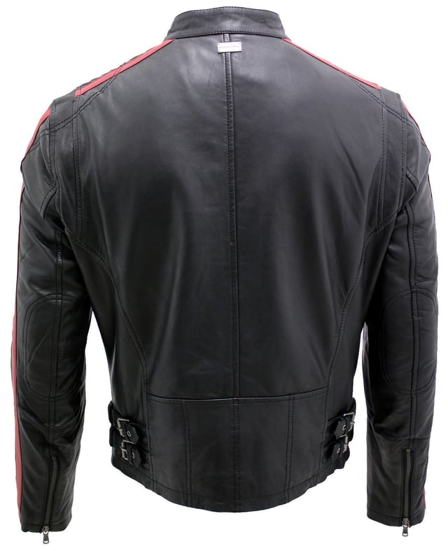 Dale a tu look casual un acabado elegante y de alto octanaje con esta chaqueta Cafe Racer. Confeccionada suntuosamente en suave napa, este diseño ajustado cuenta con una elegante silueta de motociclista que brinda un estilo retro genial. Esta chaqueta presenta tiras de cuero de colores en los hombros y los brazos que recuerdan el estilo clásico de las carreras. También incluye un cierre de cremallera YKK en la parte delantera hasta un cuello corto con una correa con hebilla que se cierra en la garganta e incluye dos bolsillos con cremallera en ángulo en el pecho y otros dos en la cintura.