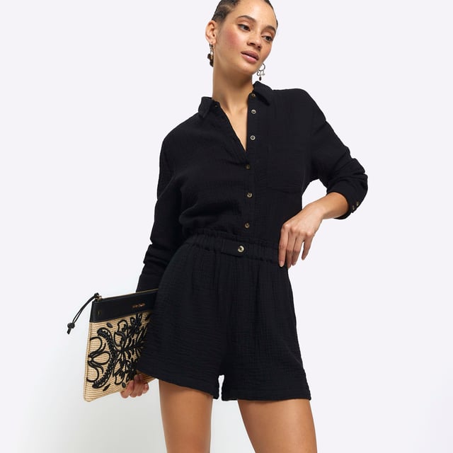 High waisted, Side slip pockets, Elasticated waist, Button fastening, Inside leg length: 7cm