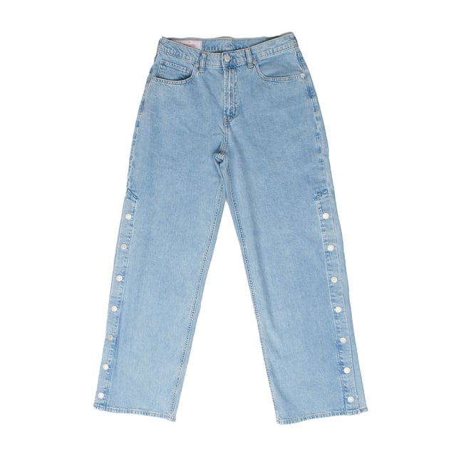 Estos jeans de tipo wide leg destacan por su diseño amplio y relajado, brindando comodidad y un estilo moderno.

 Con botones laterales a lo largo de las piernas, permiten crear aberturas desde el tobillo, añadiendo un toque distintivo y versátil al look. 

Su corte holgado desde la cintura hasta los tobillos, junto con el clásico diseño de cinco bolsillos, los convierte en una prenda perfecta para quienes buscan un estilo juvenil y contemporáneo. 

Estos jeans combinan comodidad y tendencia, ofreciendo un look casual con personalidad.
 Composición: 99% Algodón, 1% Elastano
 Cuidados:
- Lavar a máquina con agua fría.
- Utilizar colores similares en el lavado.
- Evitar el uso de blanqueadores.
- Secar a baja temperatura en secadora.
- Planchar a baja temperatura.
- No lavar en seco.