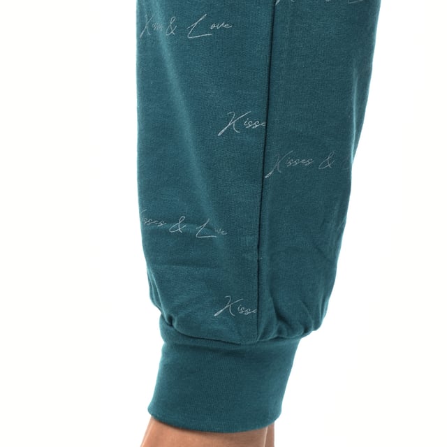 Pijama mujer de invierno afelpado de Kisses&Love. ¡Pijamas invierno de primera calidad!

El pijama para mujer afelpado combina una camiseta de manga larga con cuello redondo y un pantalón largo. 

Confeccionado en materiales suaves, abrigados y transpirables, asegura comodidad durante toda la noche. 

Ideal para el invierno, este conjunto ofrece un equilibrio perfecto entre estilo y confort para un descanso reparador.

Diseños exclusivos y variedad de estampados: Los pijamas mujer invierno están disponibles en una amplia gama de diseños exclusivos y estampados, permitiéndote elegir entre diferentes estilos que reflejan tu personalidad y gusto. Desde estampados hasta tipografías, colores vibrantes y otros más suaves, cada pijama ofrece un toque único y especial.

Fácil cuidado y durabilidad: Fabricado en algodón afelpado resistente, y algunos modelos con un leve porcentaje de poliéster, el pijama de mujer es fácil de lavar a máquina y mantiene su suavidad, color y forma lavado tras lavado. Este fácil mantenimiento garantiza que el pijama siga siendo una prenda favorita en tu guardarropa, ofreciendo durabilidad y practicidad a lo largo del tiempo, especialmente durante las estaciones más frías.

Pijama de invierno mujer, el regalo perfecto para el día de la madre, aniversario, navidad, año nuevo, cumpleaños, ¡y muchas cosas más!

¡Elige estilo, calidad y confort con Kisses&Love!
 Composición: 100% Algodón
 Cuidados:
- Lavar a temperatura máx. 30º.
- No usar lejía.
- No usar secadora.
- Planchar a baja temperatura máx. 110º.
- No lavar en seco.