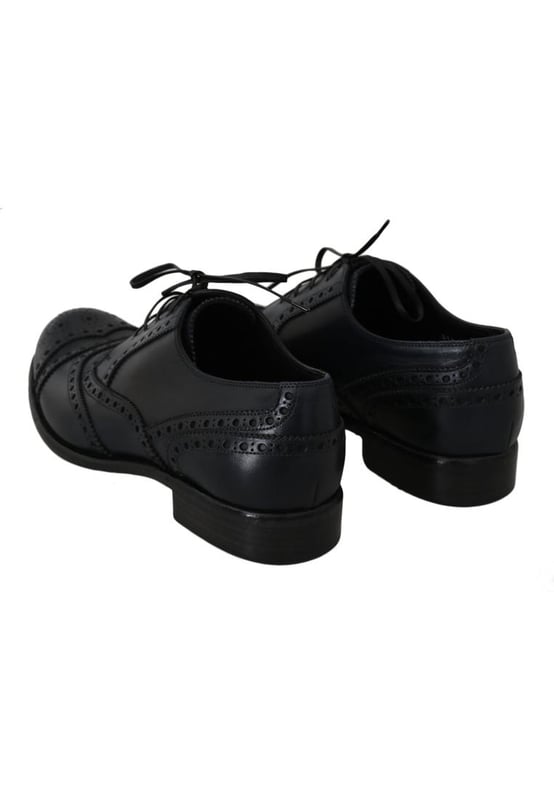 Zapatos De Vestir Oxford Con Punta De Ala De Cuero Marca: Dolce & Gabbana.
Modelo: Derby Taormina vestido formal con punta de ala.
Color: Azul.
Material: 100% Cuero.
Suela de cuero y goma.
Detalles del logotipo.
Hecho en Italia.