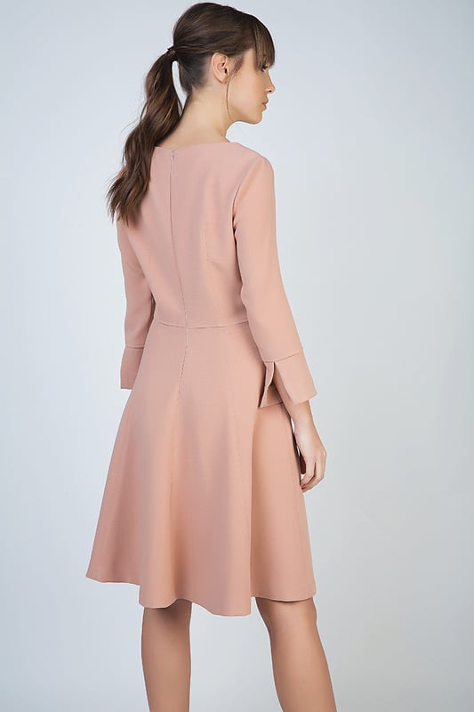 Vestido en tejido de crepé ligeramente elástico. Escote redondo. Mangas ¾ con puños con abertura. Pinzas en el busto para un ajuste perfecto. Se cierra en la espalda con cremallera oculta, tono sobre tono. Falda campana. Totalmente forrado. Nuestro modelo mide 178 cm y usa la talla 36. Medidas de la talla 38 (en cm): Ancho de hombros-38; Busto-45; cintura-38; dobladillo-66; Mangas-50; Longitud del cuerpo-101. La prenda es holgada.