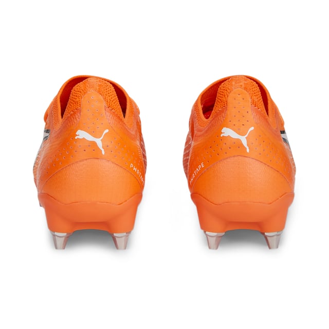 PRODUKTTITEL: ULTRA - Nicht einmal du wusstest, dass du so schnell sein kannst. Verwandle Sekunden in Rekorde mit dem ULTRA ULTIMATE Fußballschuh. Leichter bedeutet schneller, sodass das ULTRAWEAVE-Obermaterial jedes Gramm und jede Sekunde zählt. Die SPEEDPLATE-Sohlenkonstruktion mit doppelter Dichte ist inspiriert von PUMAs Lauftradition (schnell), besteht aus leistungsstarkem PEBA-Material (leicht) und ist optimiert für Geschwindigkeitsstabilität und Antrieb (fantastisch). Ultra-leicht. Ultra-schnell. ULTRA ULTIMATE. MERKMALE & VORTEILE: Recycelte Materialien: Das Obermaterial dieses Schuhs besteht zu mindestens 20 % aus recycelten Materialien als Schritt in eine bessere Zukunft. ULTRAWEAVE: Ultra-leichtes, entwickeltes Gewebe mit einem strukturierten 4-Wege-Stretch, das Gewicht und Reibung reduziert. Designed für Athleten, die Geschwindigkeit und Stärke erhöhen möchten. PWRTAPE: Zielgerichtete Verstärkung des Obermaterials für Unterstützung und Haltbarkeit. SPEEDPLATE: Sohle mit doppelter Dichte für maximalen Grip und Antrieb. DETAILS: Leichte, herausnehmbare Innensohle mit NanoGrip-Technologie verhindert das Verrutschen des Fußes im Schuh. MxSG: Gemischte weiche Bodenlaufsohle, geeignet für den Einsatz auf weichen natürlichen Oberflächen.