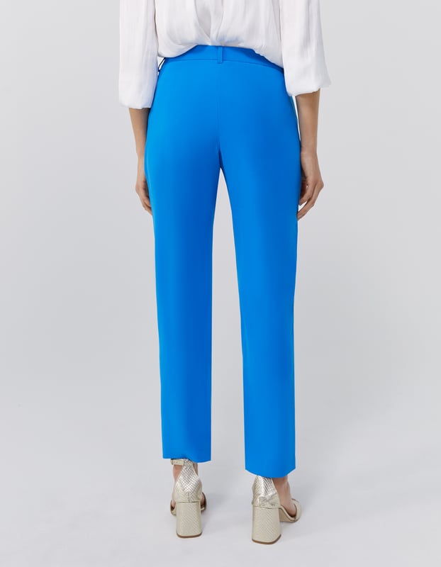 This women’s hyacinth blue polyester suit trousers has 2 slanted side pockets and dart detail on waistband.