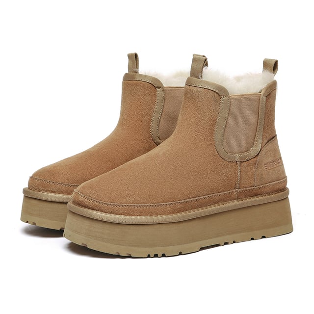 The Shoveler Boots blend the beloved Chelsea style with the trendy platform sole , crafted from durable cow suede for a sophisticated and effortless look. With their fluffy sheepskin wool lining, they guarantee winter warmth while effortlessly combining functionality and style.

Product No. EAU3015

Description:
- Cow Suede Upper
Sheepskin Wool Insole and Lining
EVA Sole
Approximately 4cm