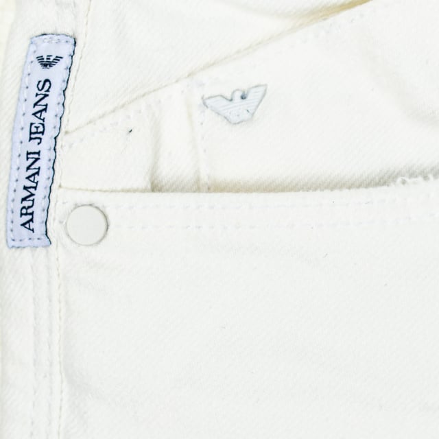 Lange spijkerbroek. witte kleur riem met riemlussen. Rits- en knoopsluiting aan de voorkant. Twee voorzakken en een minizakje. Twee zakken op de achterkant met het metallic logo. Gescheurd en gebroken effect. Nauwsluitend. Bijpassende zichtbare naden. Samenstelling: 97% katoen - 3% elastaan. Wasvoorschrift: - Wassen op maximaal 30°C. - Strijken op gemiddelde temperatuur, max. 110 ° C. - Maakt gebruik van een wasdroger mogelijk. - Gebruik geen bleekmiddel. - Het ondersteunt geen stomerij.