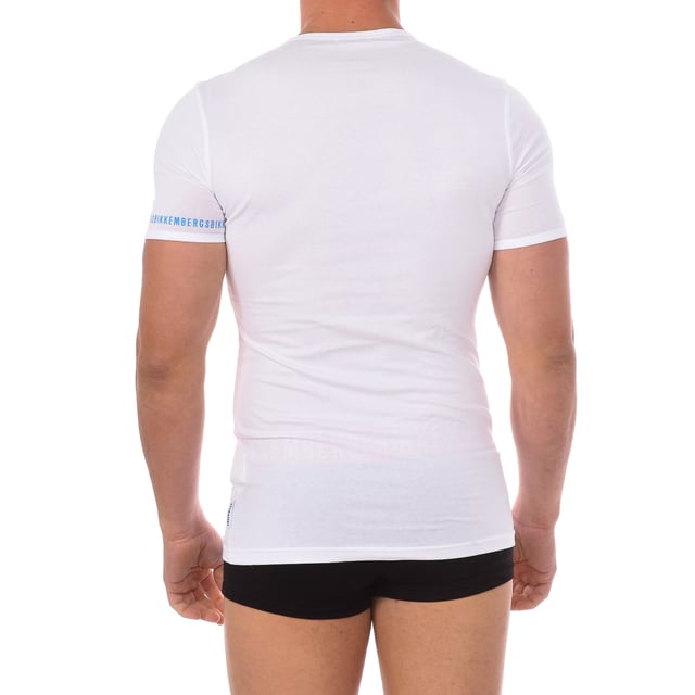 Short-sleeved T-shirt Bikkembergs.
 White color
 Round neck with ribbed finish.
 Brand logo on the sleeve.
 Comfortable and breathable fabric.
 Seams seen in tone.

 Composition: 95% Cotton, 5% Elastane

 Wash at maximum temperature 30º.
 -Do not bleach.
 -Do not dry clean.
 -Allows the use of iron.
 Composition: 95% Cotton, 5% Elastane
 Care:
Wash at maximum temperature 30º.
 -Do not use bleach.
 -Do not dry clean.
 -Allows the use of an iron.