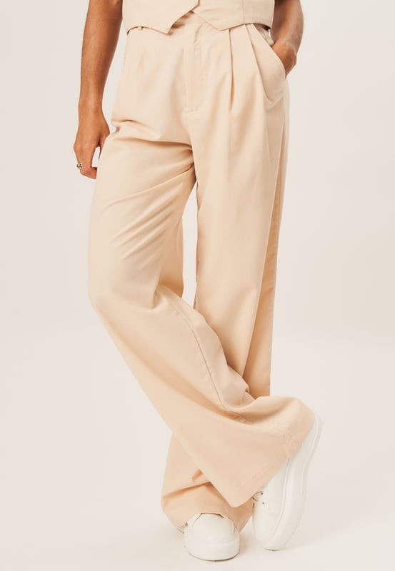 Geef je garderobe een boost met onze op maat gemaakte katoenen broek met wijde pijpen. Deze broek is gemaakt van hoogwaardig katoen en is zowel comfortabel als stijlvol. Het ontwerp met wijde pijpen voegt een vleugje mode toe aan je look, perfect voor elke gelegenheid.