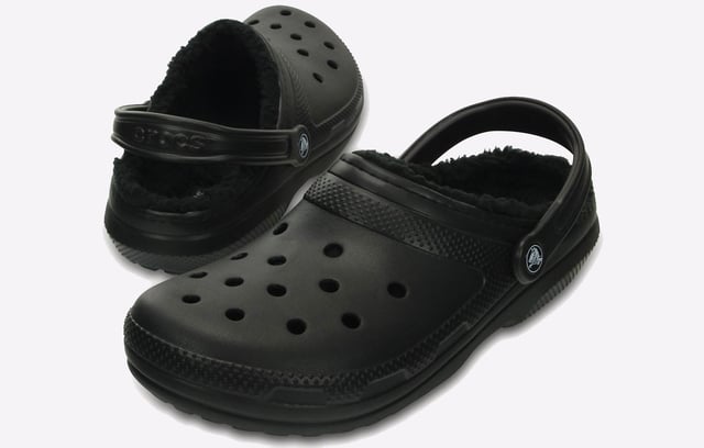 Women's Crocs Classic Lined Clogs in black.- Customizable with Jibbitz™ charms on the upper and backstrap.- Slip on fastening.- Warm, fuzzy liner.- Dual Crocs Comfort™: Blissfully supportive. Soft. Cradling comfort. Ref: 203591060.