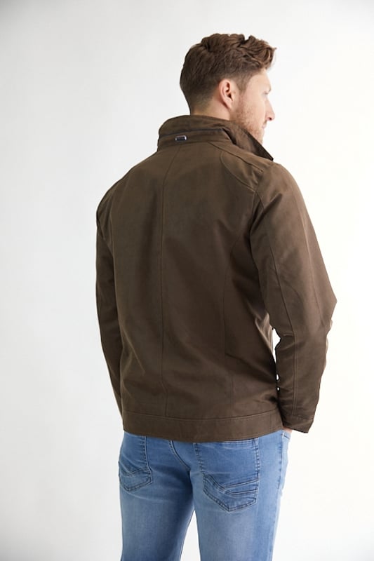 100% Polyester100% Polytafetta Körperfutter100% Polytafetta Ärmelfutter- Futter mit einer Innentasche mit Reißverschluss und einer Innentasche mit KnopfverschlussUnser Model ist 190cm groß und trägt Größe M
