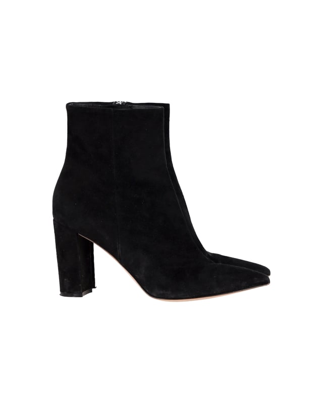 VINTAGE, RRP AS NEW
Elevate your wardrobe with the Gianvito Rossi Pointed-Toe Ankle Boots. Crafted from smooth suede uppers in a classic black hue, these boots exude timeless charm. The pointed toes add an element of sophistication, while the high-block heels offer a comfortable height boost. With a convenient side zip, these boots offer both style and ease.

Gianvito Rossi Pointed-Toe Ankle Boots in Black Suede
Condition: Very good
Sign of wear: Moderate wear on the soles, minor rubs on the suede, marks on the heels
Material: Suede
Color: Black
Size: IT41 / US11 / UK8
SKU: 361762