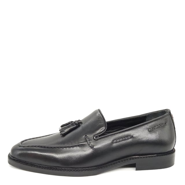 Slip into comfort and sophistication with Beddington, a traditional men's loafer finished with an on-trend tassel and weaved leather detailing.
