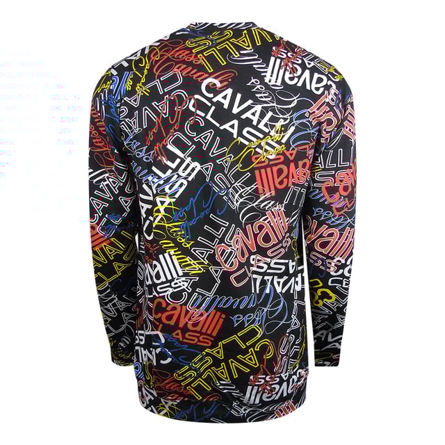 Se la envidia de la multitud con este jersey negro con logo estampado Cavalli Class. Demuestra tu amor por el estilo y la moda con el llamativo logo. Dejate destacar con esta elegante prenda. Cuello, extremos de las mangas y cintura elasticos, sudadera negra Cavalli Class 60 % algodon, 40 % poliester Corte estandar, se ajusta a la talla real Jersey negro
